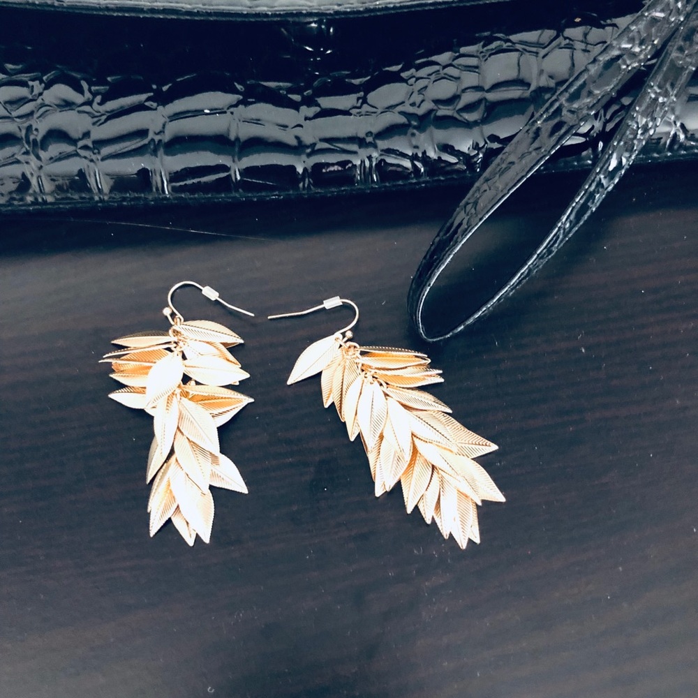 NWOT✨Gold dangly leaf earrings!